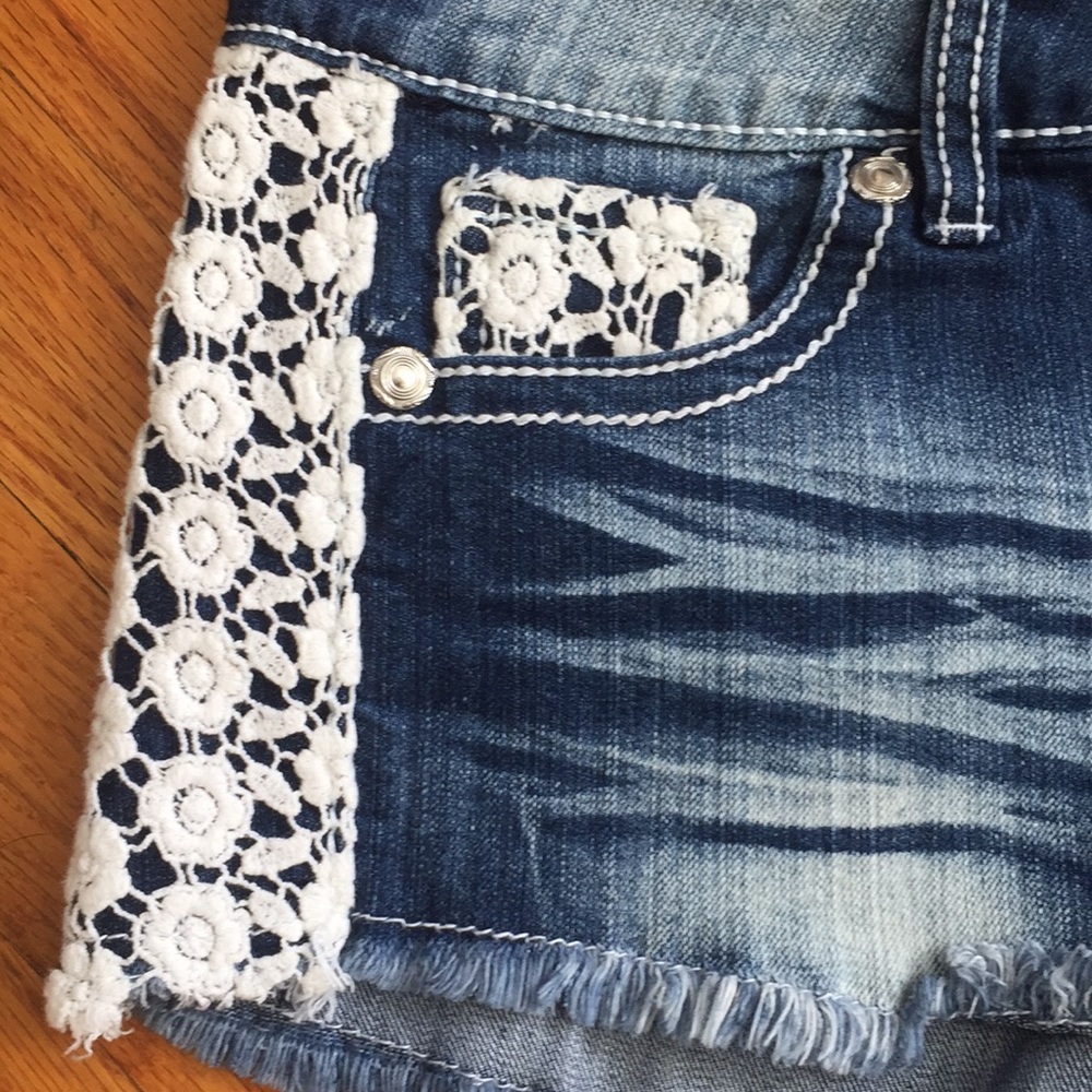 Almost Famous Jean shorts - Picture 2 of 6